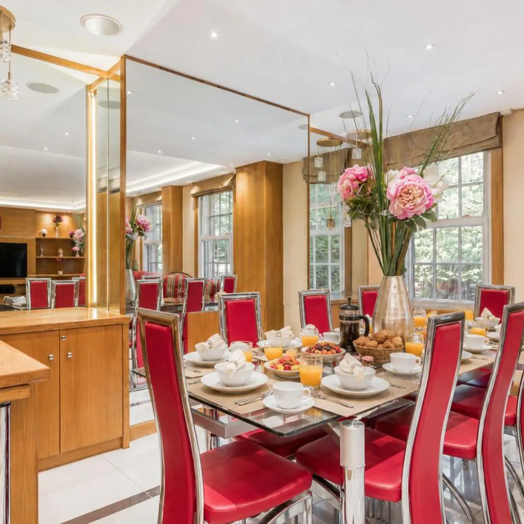 Photograph of Premium 3 Beds - 4 Bath - Sleeps 9 - Oxford St - 4 Bathrooms & Air Conditioning
