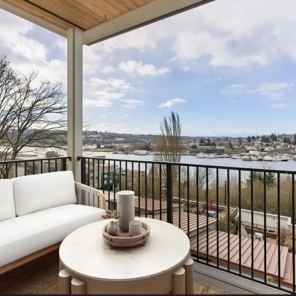 Photograph of Stunning water view, pet friendly, luxury 3-bed