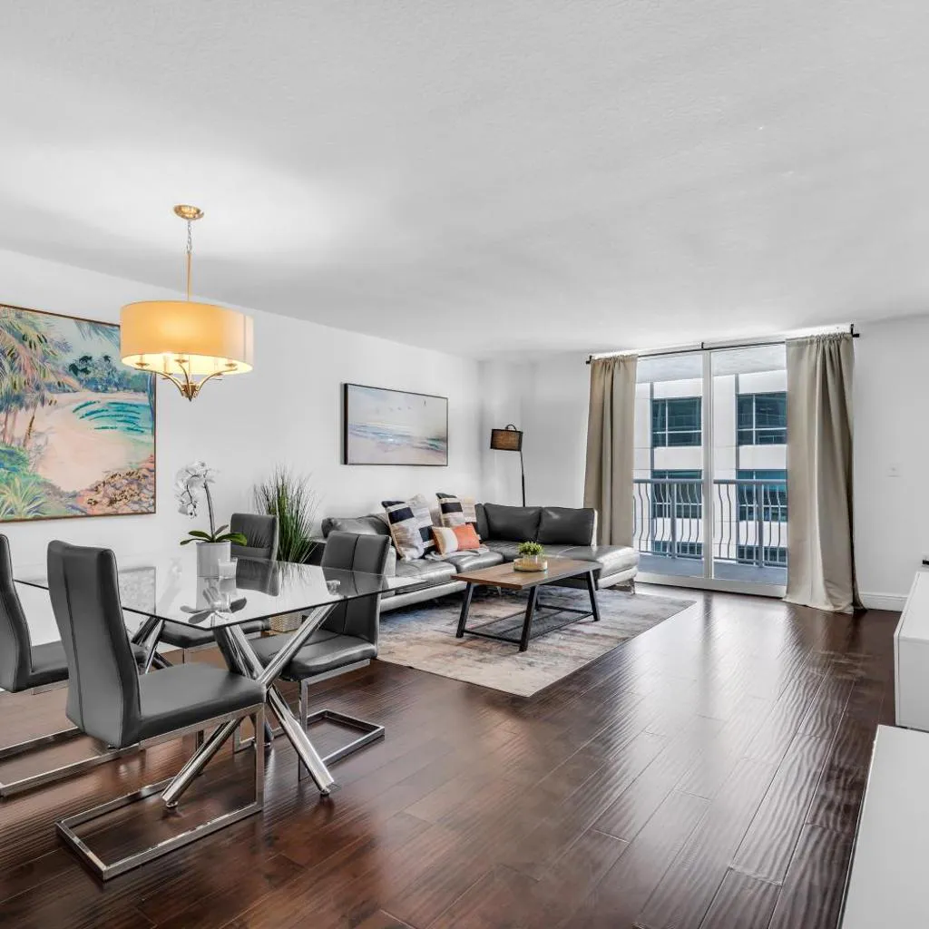 Photograph of Relaxing 1-Bed Condo With City Views in Brickell Key