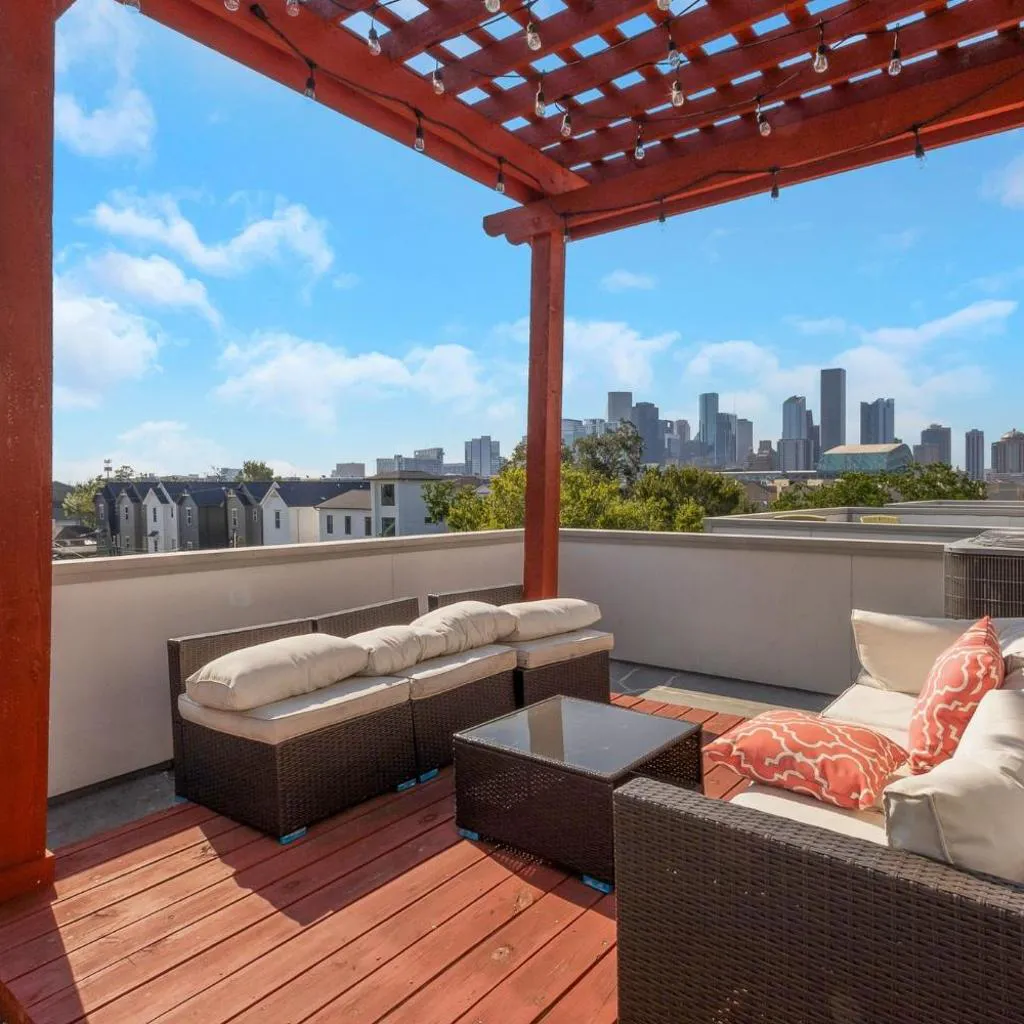 Photograph of 3BR Rooftop Retreat near Houston Stadiums