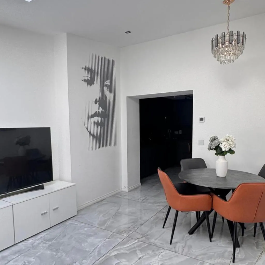 Photograph of House Sleeps 10 with Free Parking - Pets Welcome