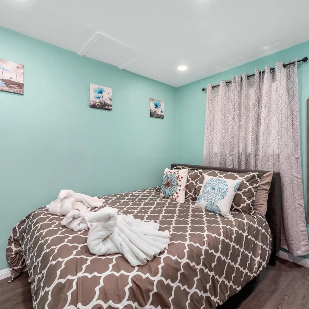 Photograph of Tiny & Chic Heights Hideaway with Free Parking