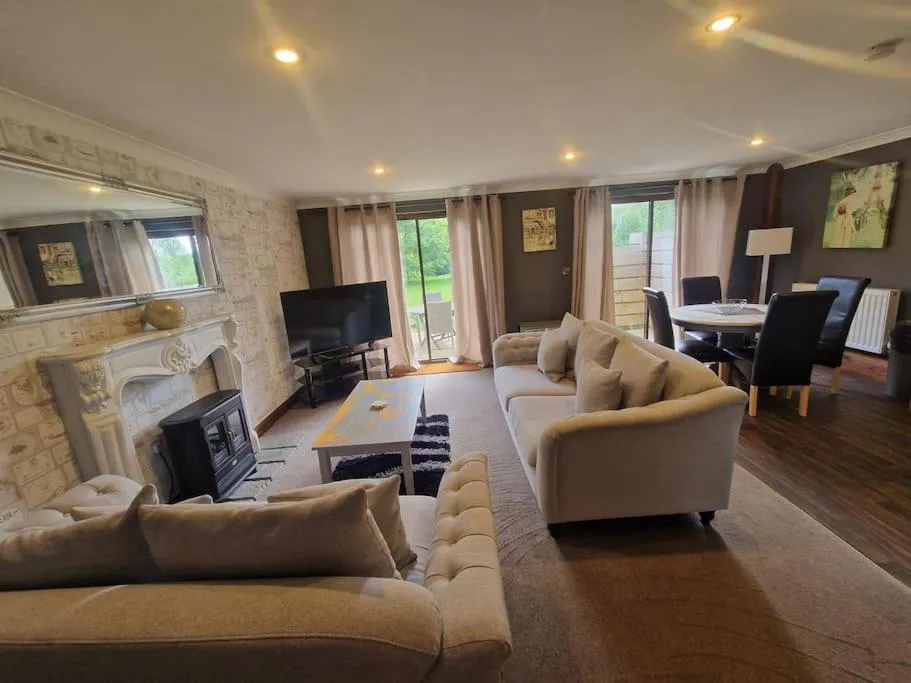 Photograph of Harvest 8 Lodge - Yellowtop Country Park - Hot Tub - Yorkshire