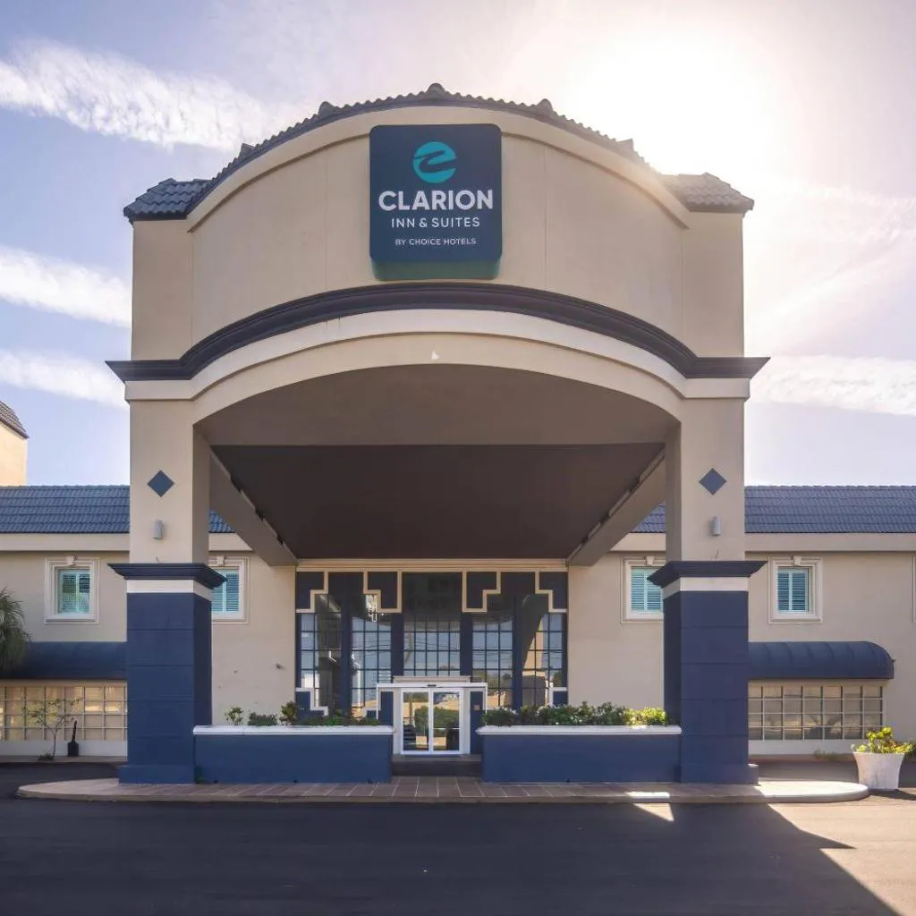 Photograph of Clarion Inn & Suites Central Clearwater Beach