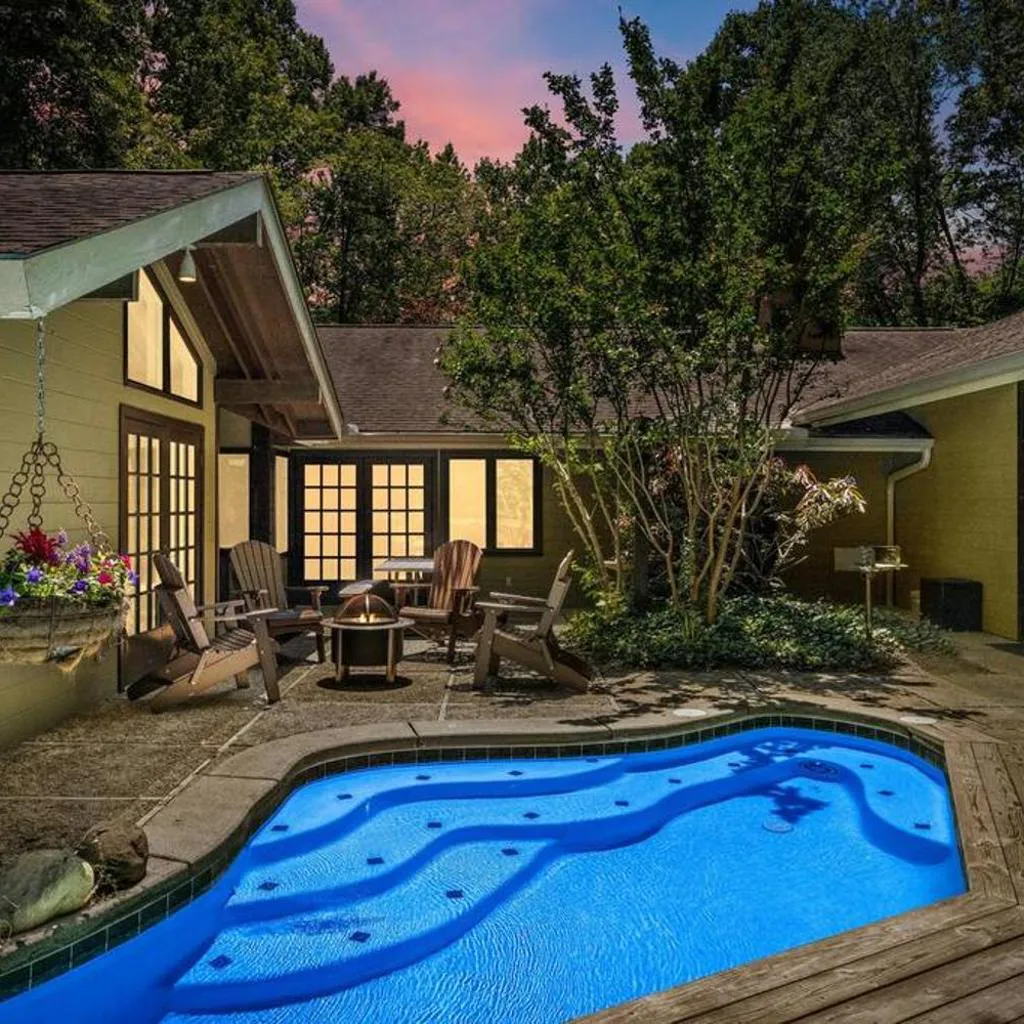 Photograph of Bourbon Hollow Lodge with Hot Tub and Pool plus Game Room only 5 min to downtown