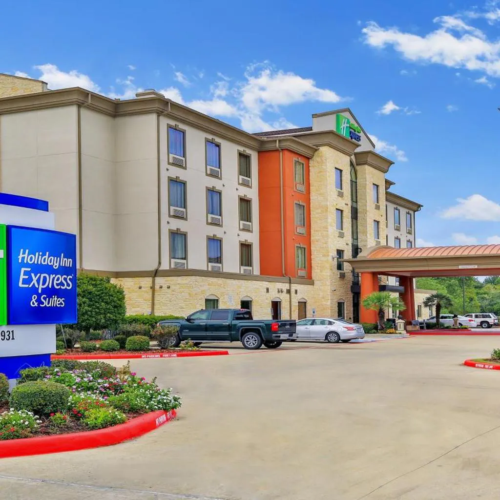 Photograph of Holiday Inn Express & Suites Houston South - Near Pearland by IHG
