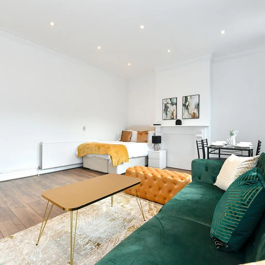 Photograph of Spacious 1 BR Flat near Fulham Broadway & West Kensington Station