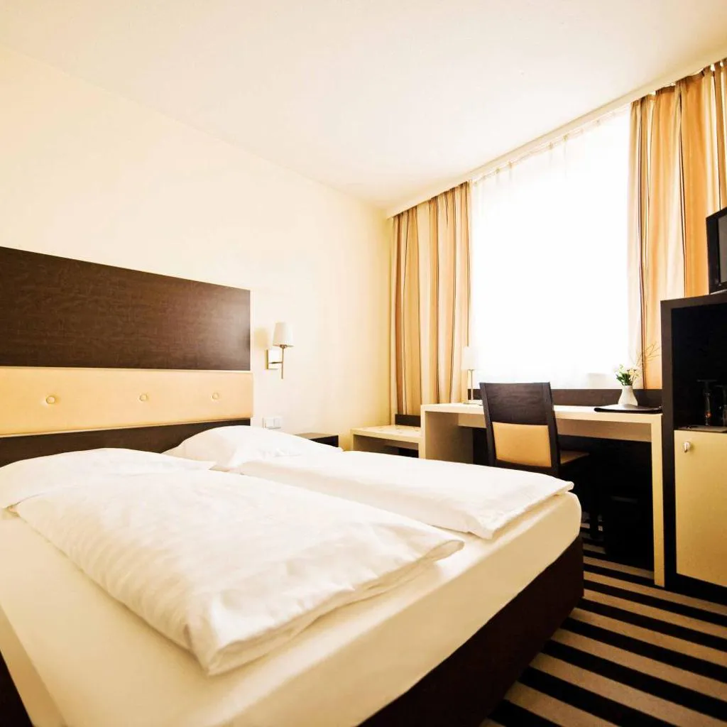 Photograph of Tante ALMA Bristol Hotel