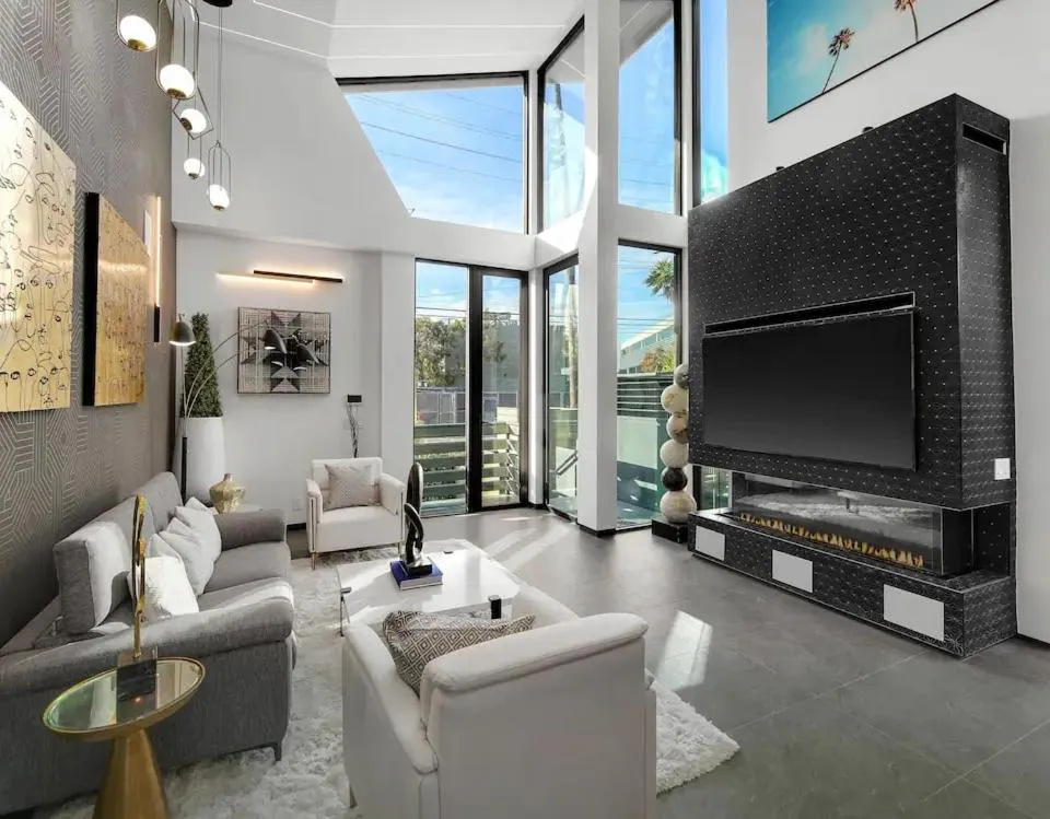 Photograph of Venice House w Pool Spa Home Theater Rooftop