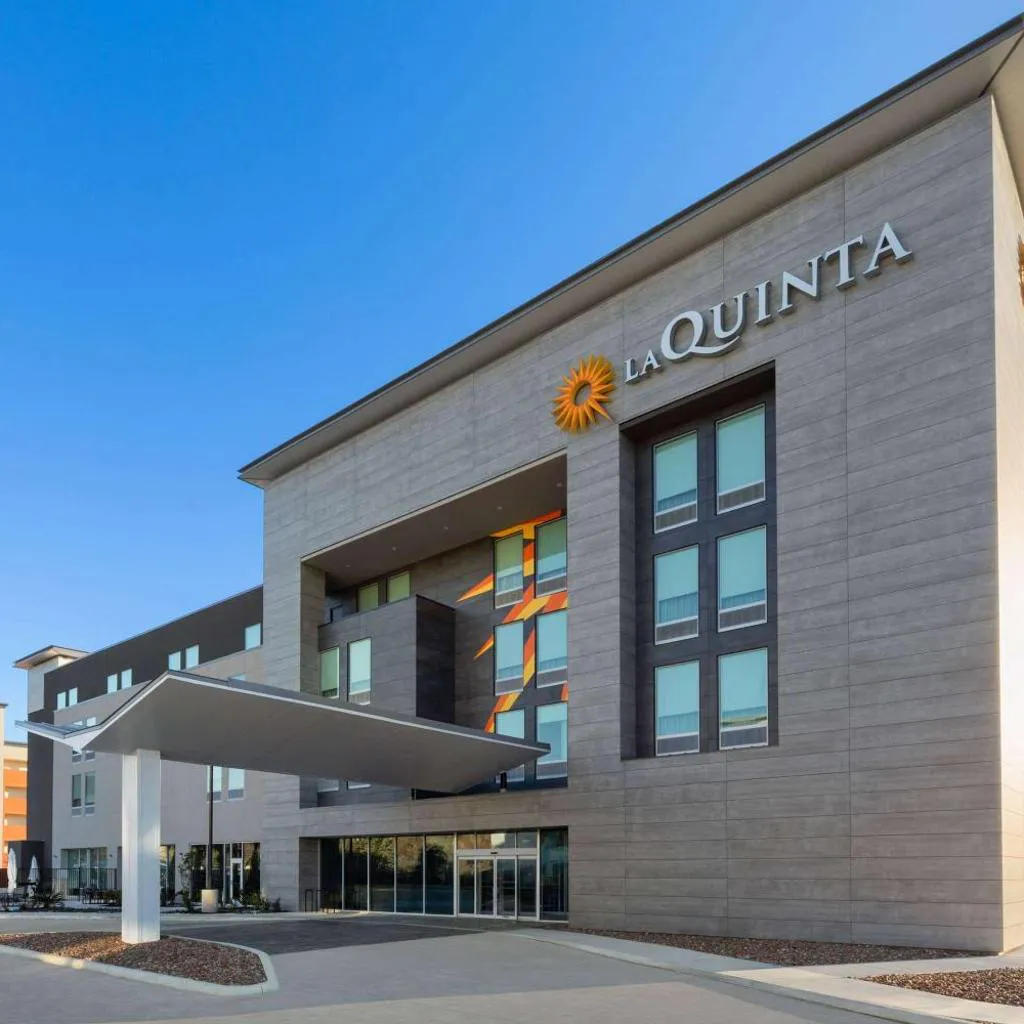 Photograph of La Quinta Inn & Suites by Wyndham San Antonio at the RIM