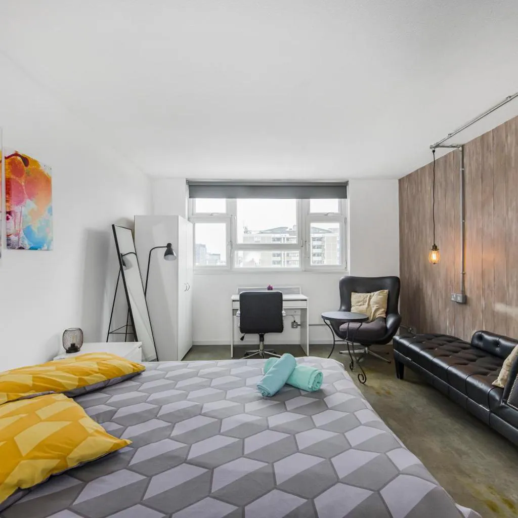 Photograph of City Rd 4-Bed Flat near School & Transport- KH