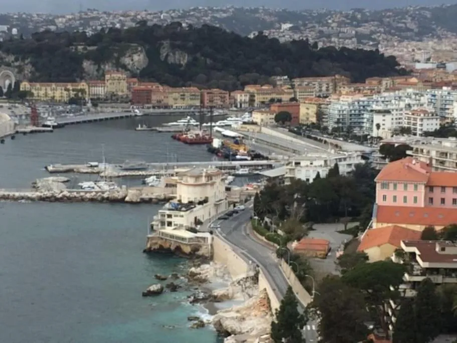 Photograph of Nice port bel appartement au calme 2 chambres clim balnéo option parking privé max 4 personnes