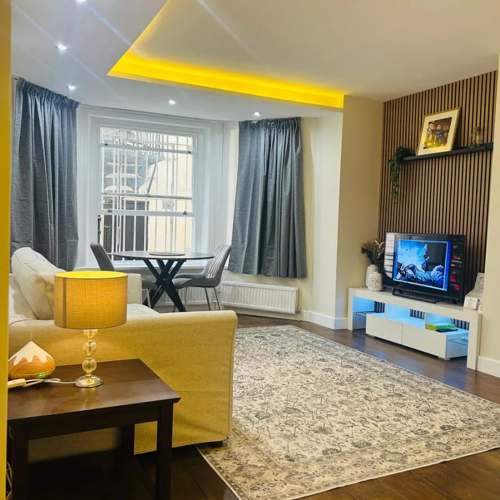 Photograph of 1BR sleeps 4 2mins away to Earls Ct Station