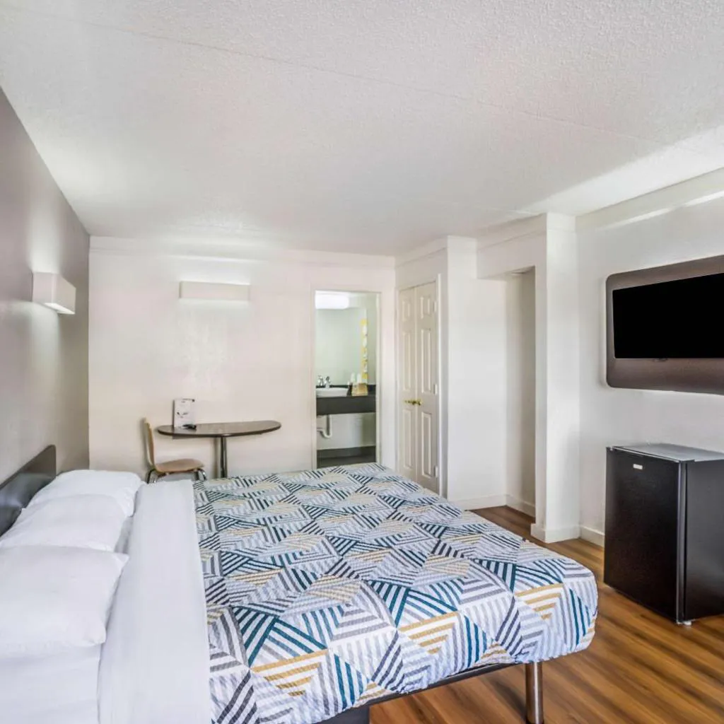 Photograph of Motel 6-Dallas, TX - Market Center