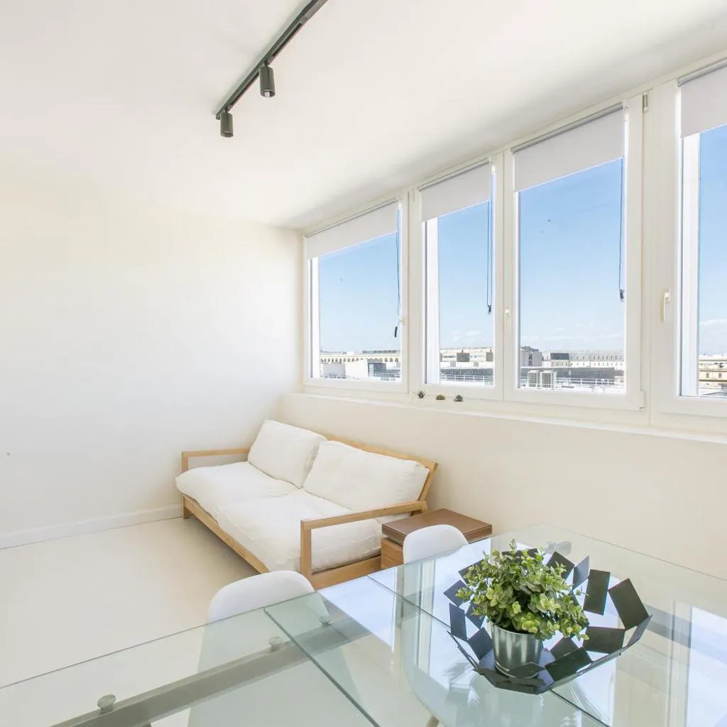 Photograph of NOH Bright Penthouse Walk to Central Station