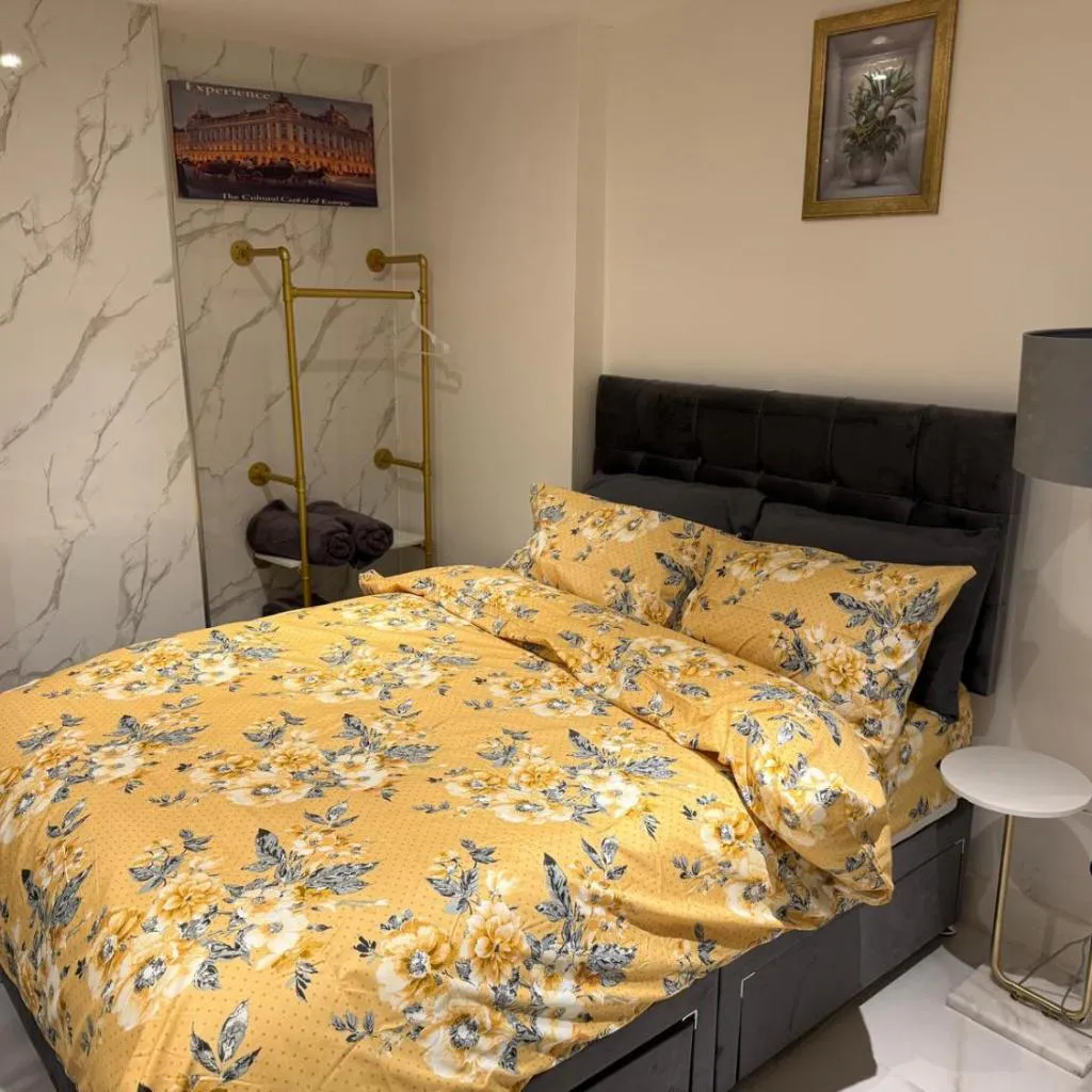 Photograph of Luxury Studio in Victoria, 7 minutes walk to Victoria Station, Room 1