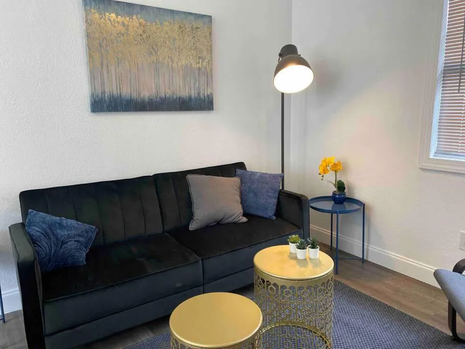 Photograph of Contemporary 1-Bedroom Private Bungalow Walk to Armature & Riverwalk