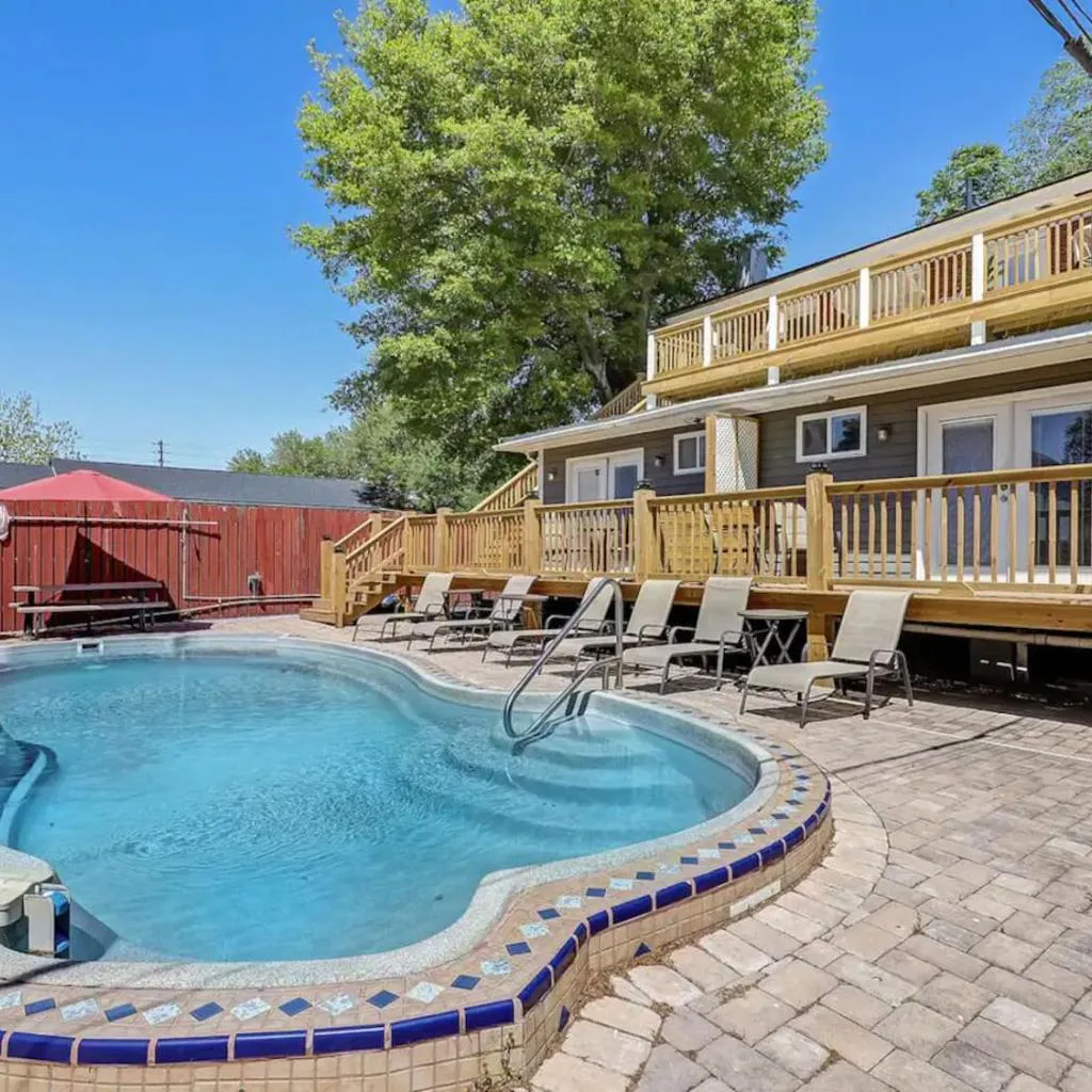 Photograph of Historic Savannah Condo, Sleeps 6, Pool, Dogs Ok