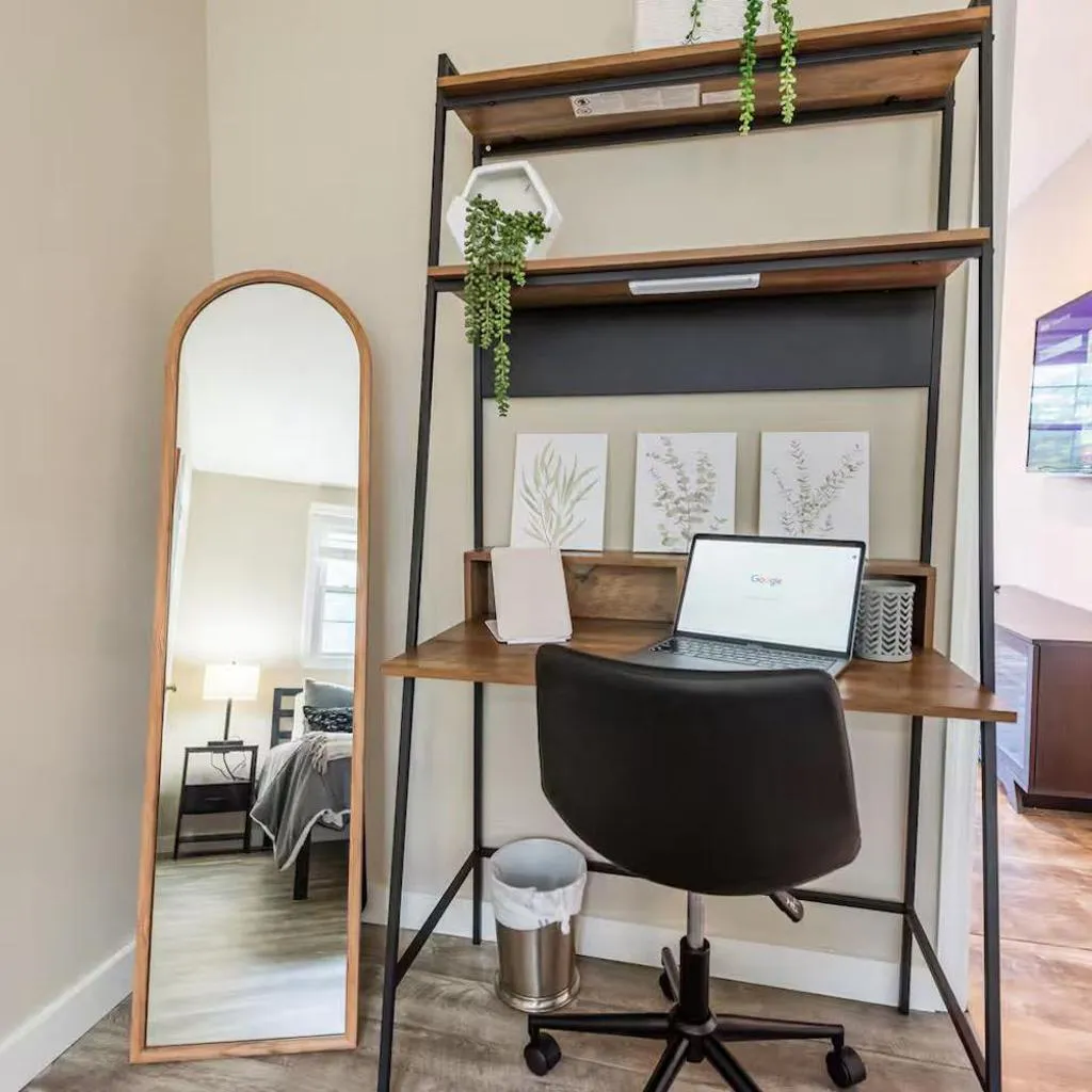 Photograph of Sleeps 6-Full Kitchen-4 Beds-Big Couch-OfficeSpace