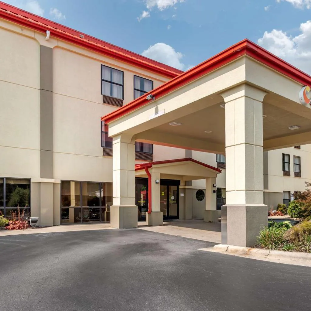 Photograph of Comfort Inn Biltmore West