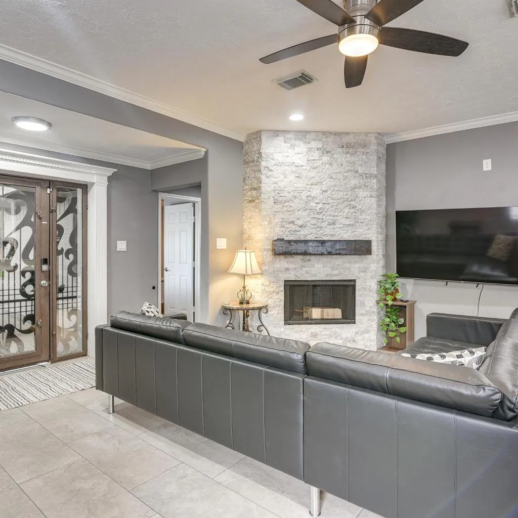Photograph of 11 Mi to Dtwn: Family Home in Houston!