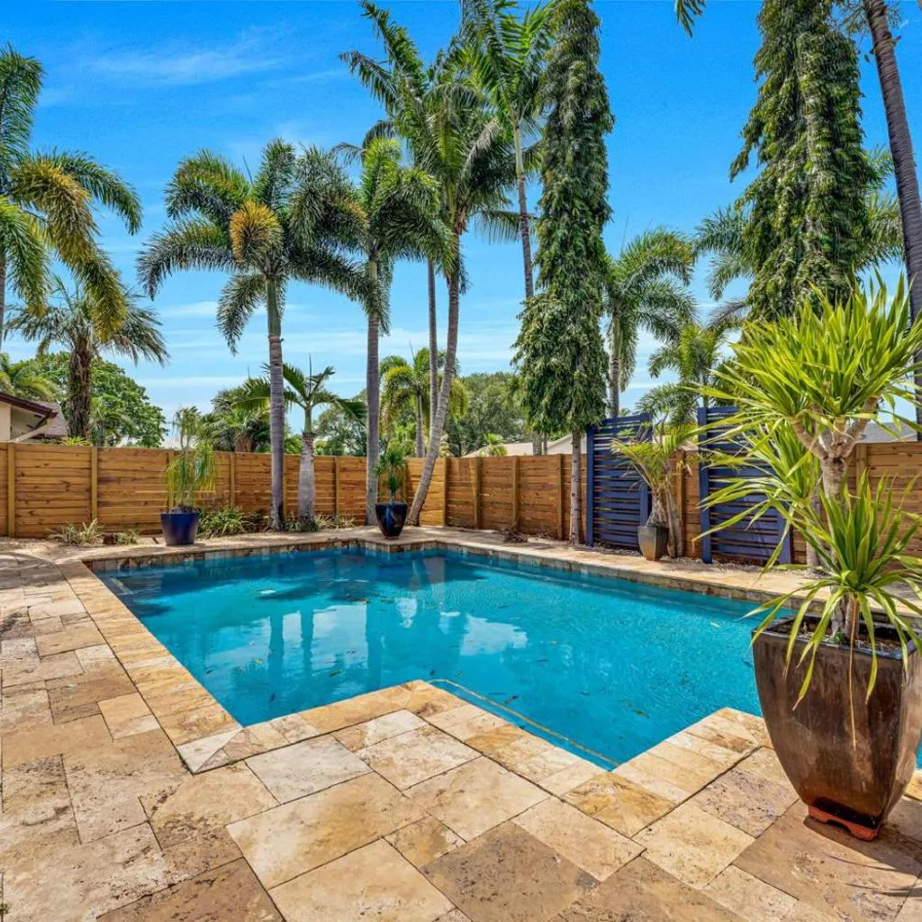 Photograph of Luxury Pool Villa in Fort Lauderdale Sleeps 7