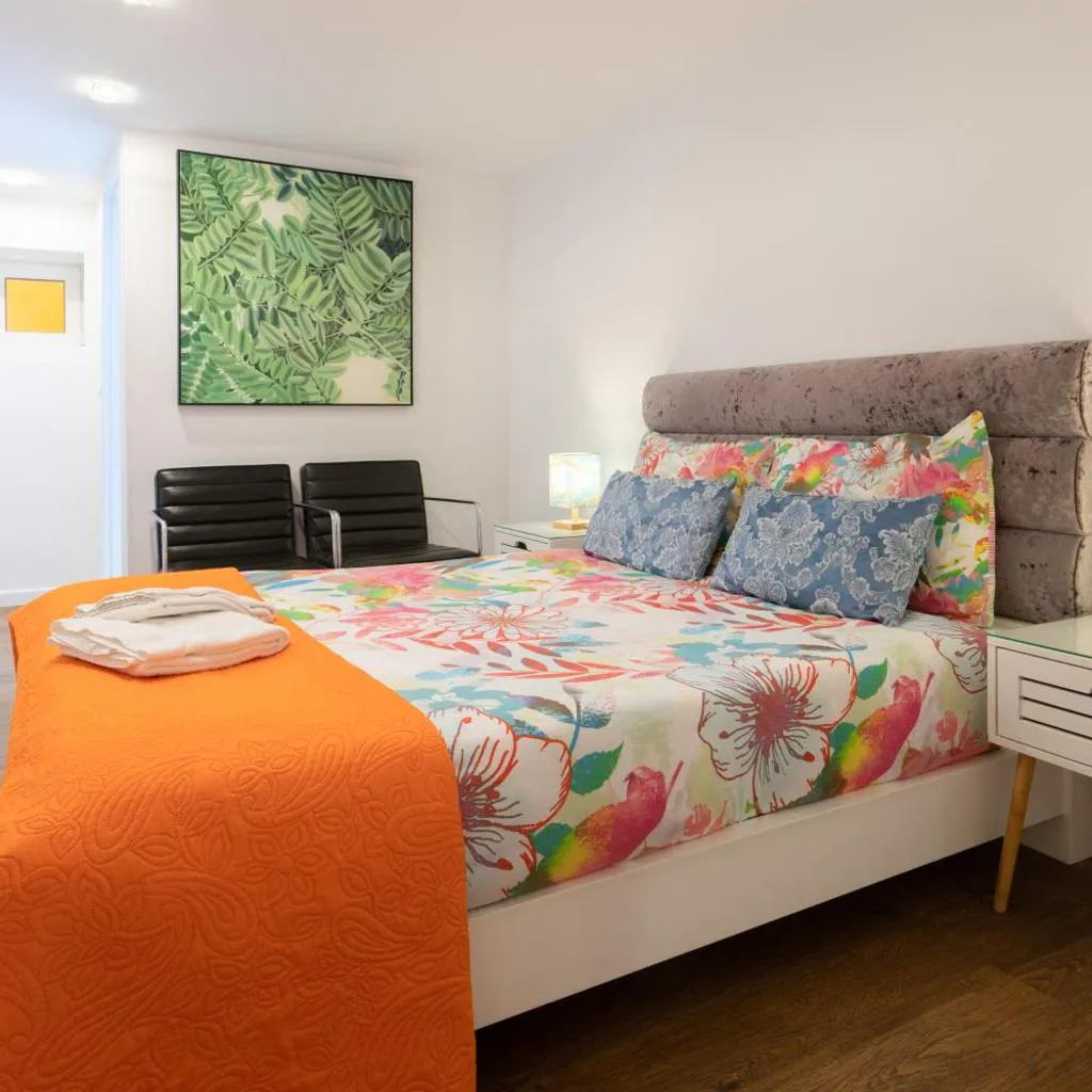 Photograph of Charming Central Flat Vibrant Decor Metro AC in Porto
