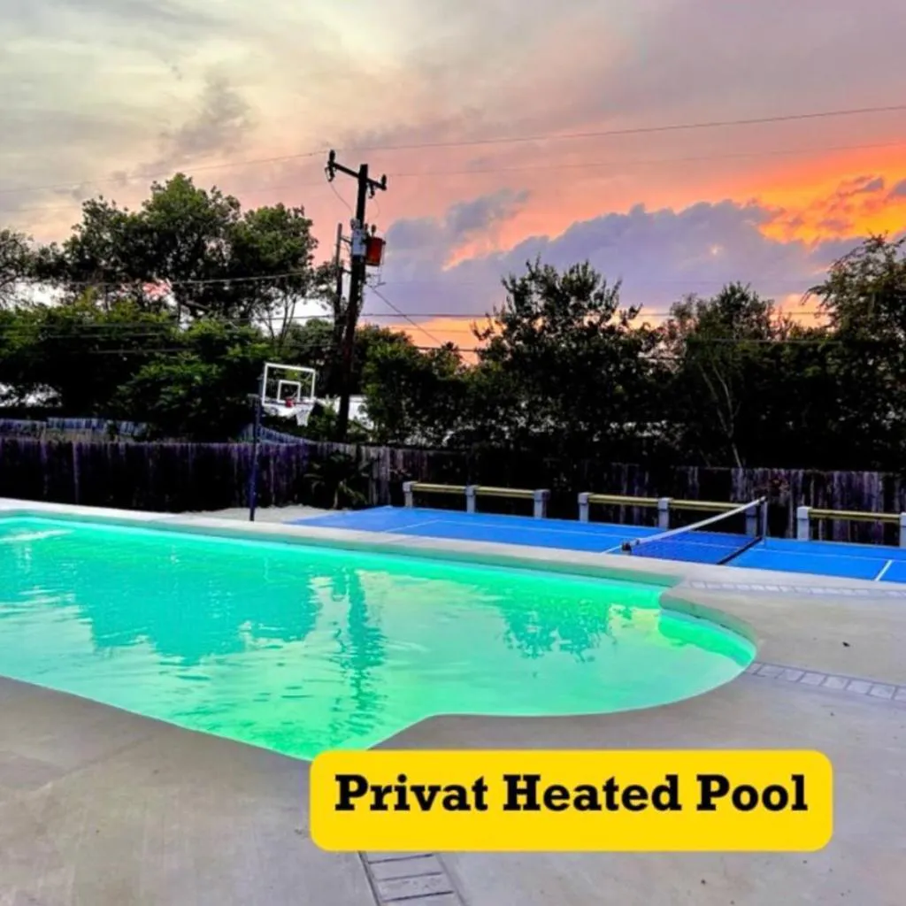 Photograph of 4 Bed sleeps 12 -Sea world-Six Flags-Down Town - Emerald Oasis