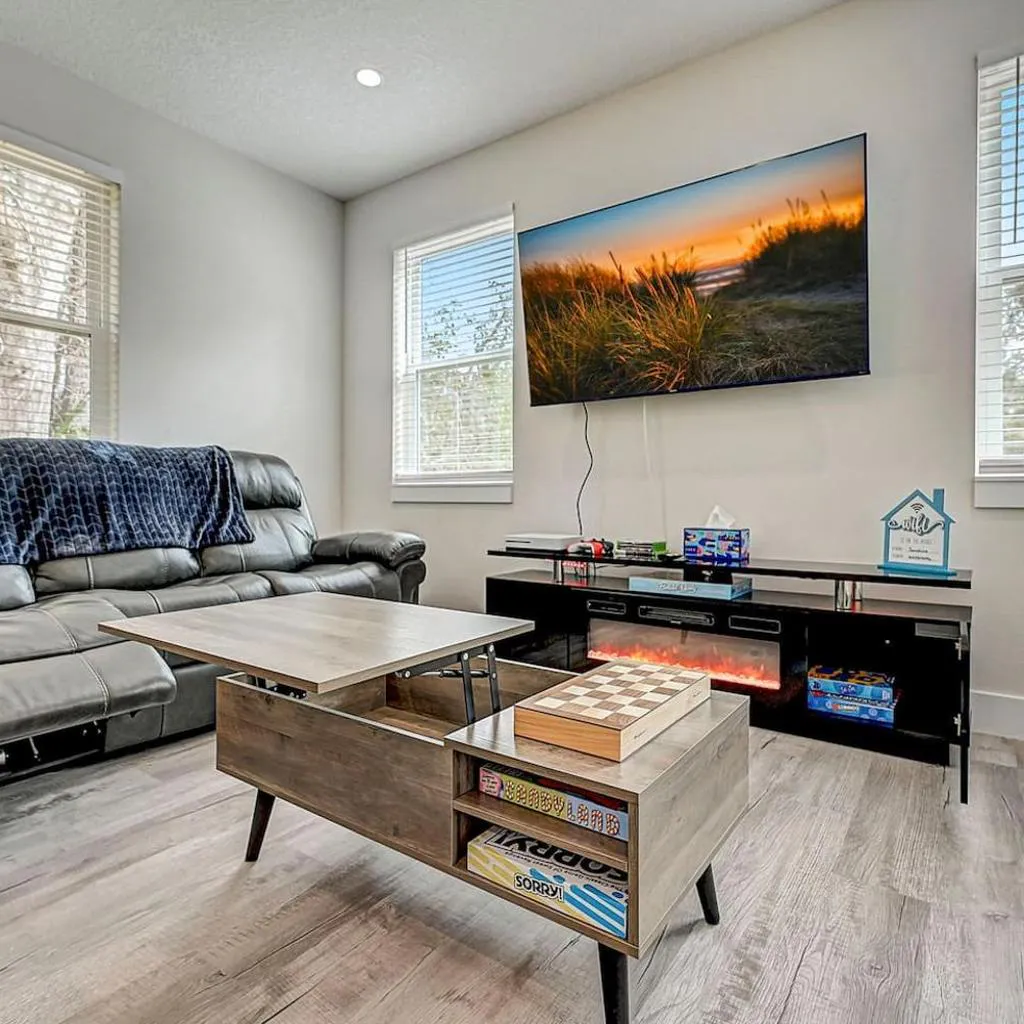 Photograph of 1mi to Downtown! 3BR6BedsScreenroom,Deck,Firepit