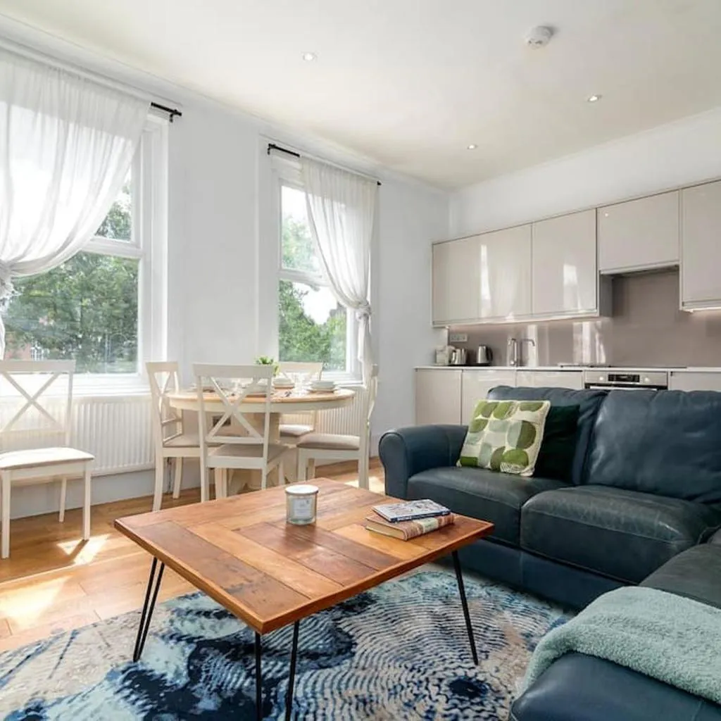 Photograph of Modern Spacious 2 Bedroom Flat near Richmond Park