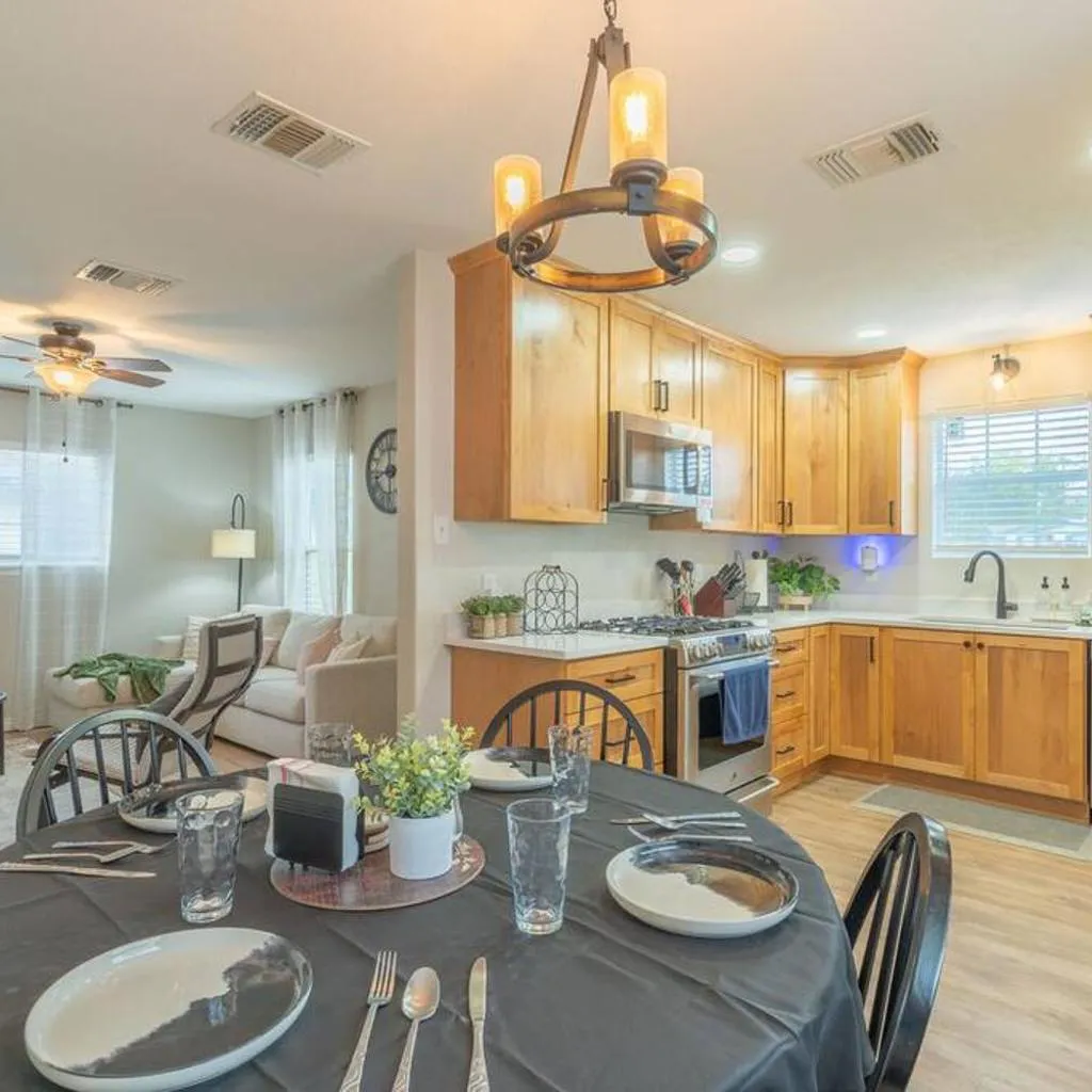 Photograph of 5 miles to Lackland AFB Cozy Casa with King Bed