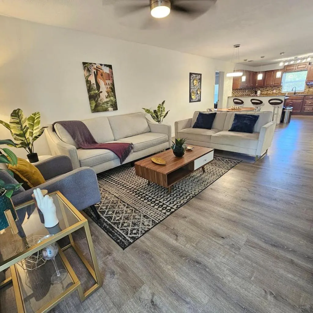 Photograph of Bungalow DT by Lake Eola KIA center Sleeps 12