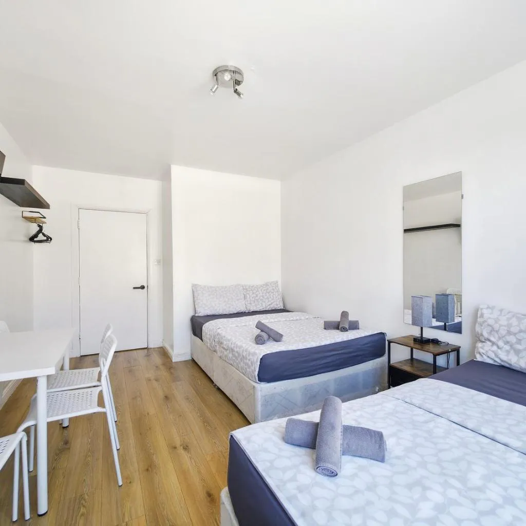 Photograph of 4 person room 3min from South Wimbeldon tube station Room2