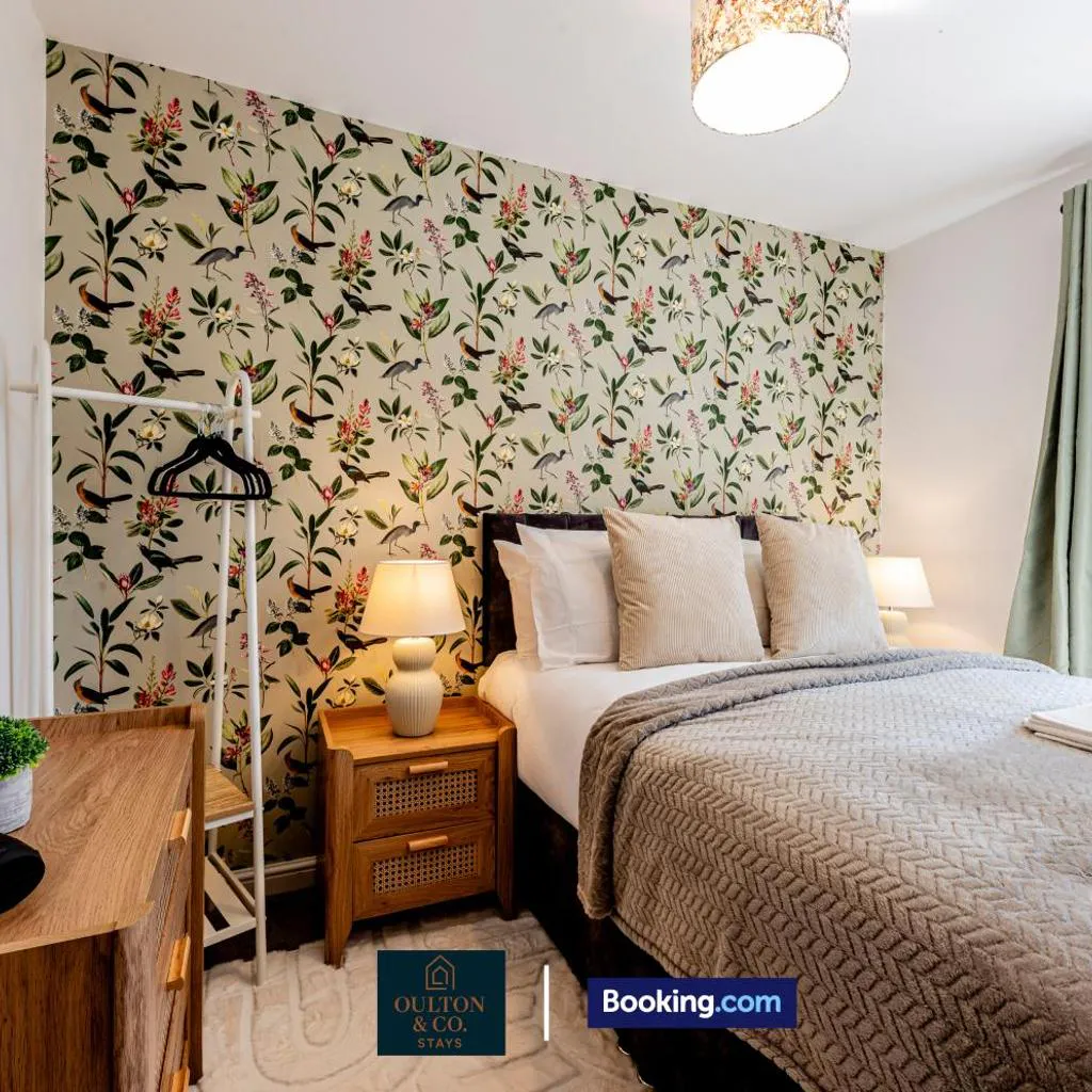 Photograph of Spacious 5-Bed House with a Hot Tub Sleeps 10