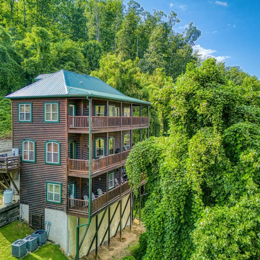 Photograph of Greystone, Hot Tub, Game Room, FREE Attraction tickets each paid day, Pool Table, WIFI!!!