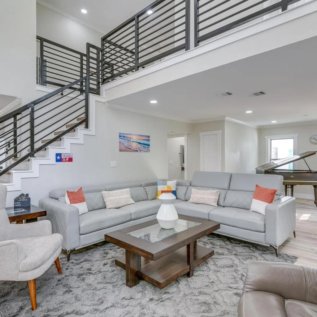 Photograph of Home 2 Mi to Hermann Park, Zoo & Museum District!