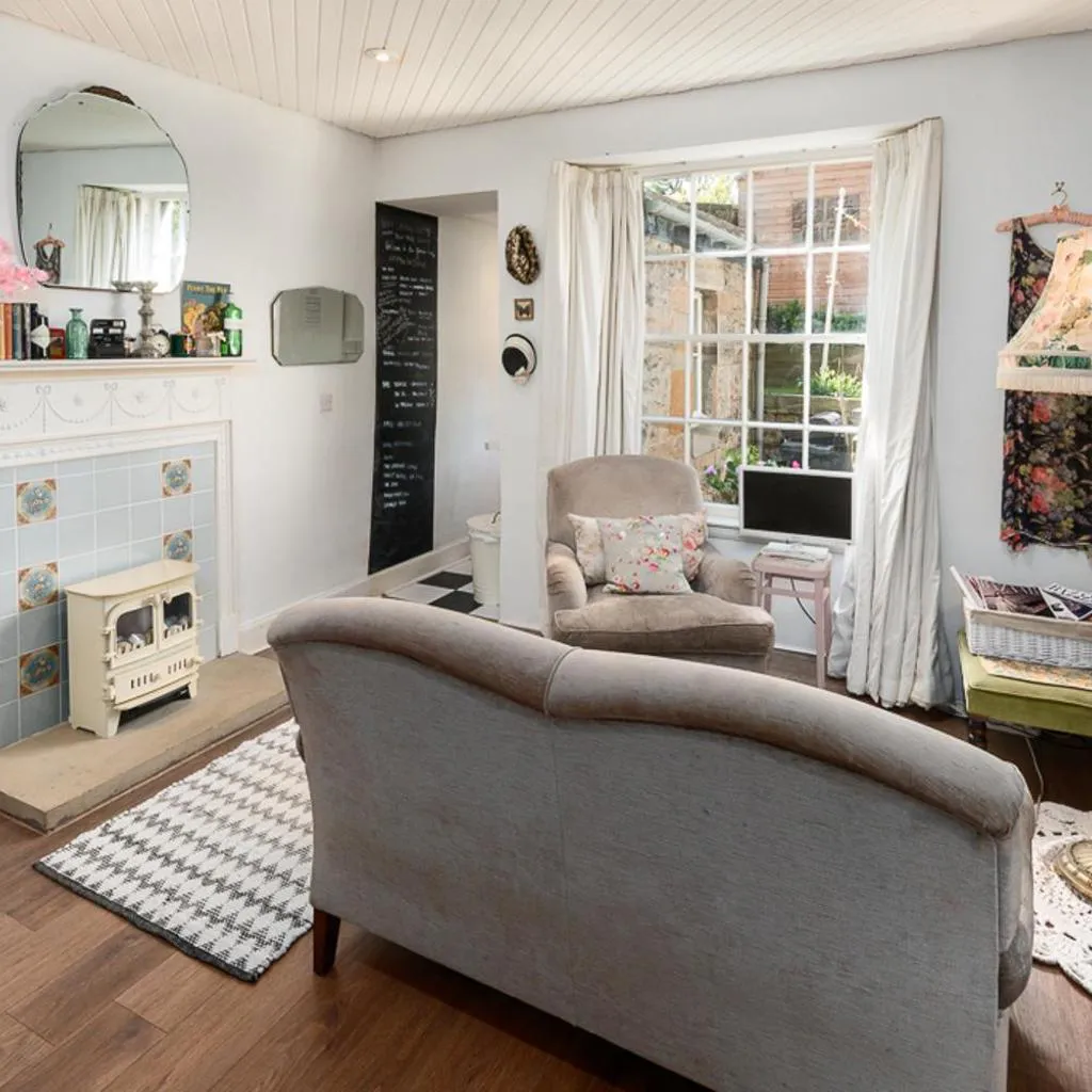 Photograph of VINTAGE apt, pvt GARDEN, wifi, NEW TOWN