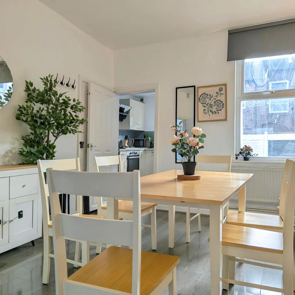 Photograph of Large 2-Bed Near City Centre & Anfield Parking