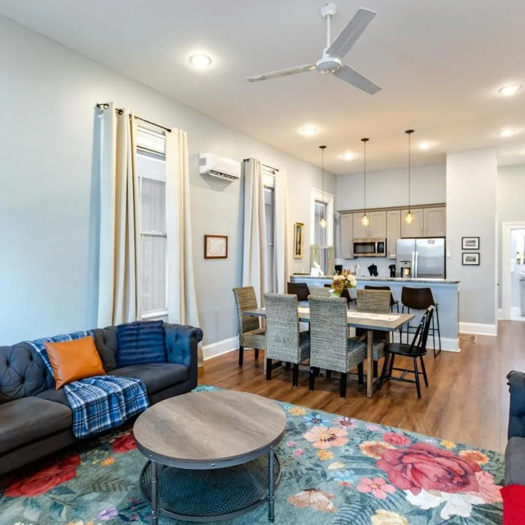 Photograph of Governors Apartment Across from French Quarter