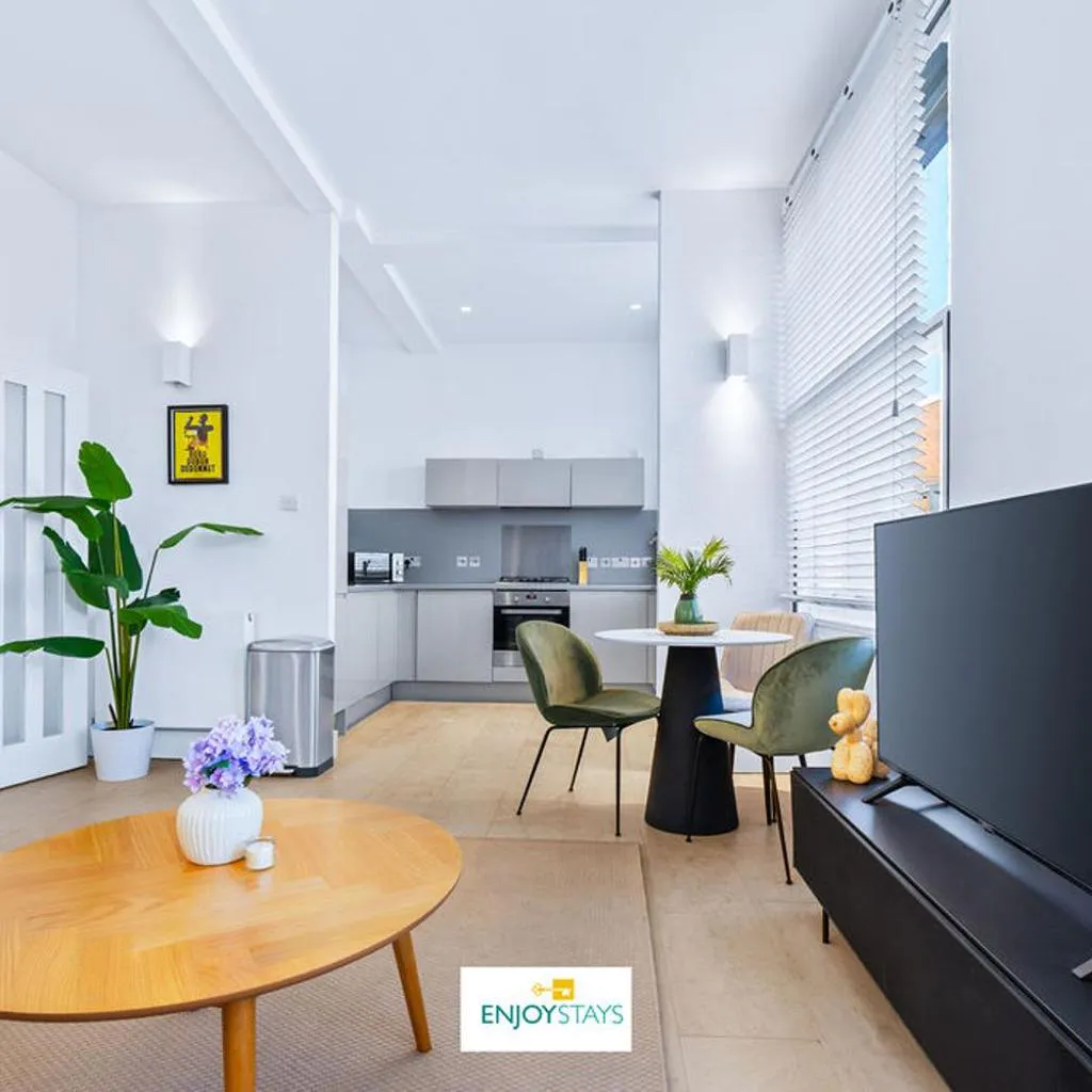 Photograph of Bright 1-Bed Apartment Near Clerkenwell & Farringdon
