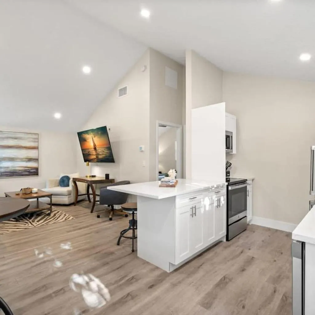 Photograph of NEW! SoHo Suite, Steps to S Howard Ave