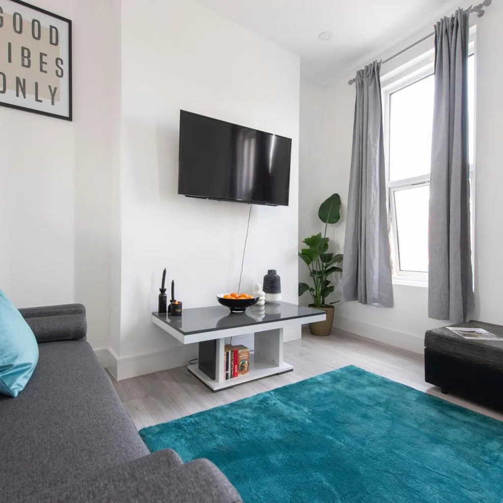 Photograph of Apt - Stay 6 - Paid Parking - PetsOK - Stratford