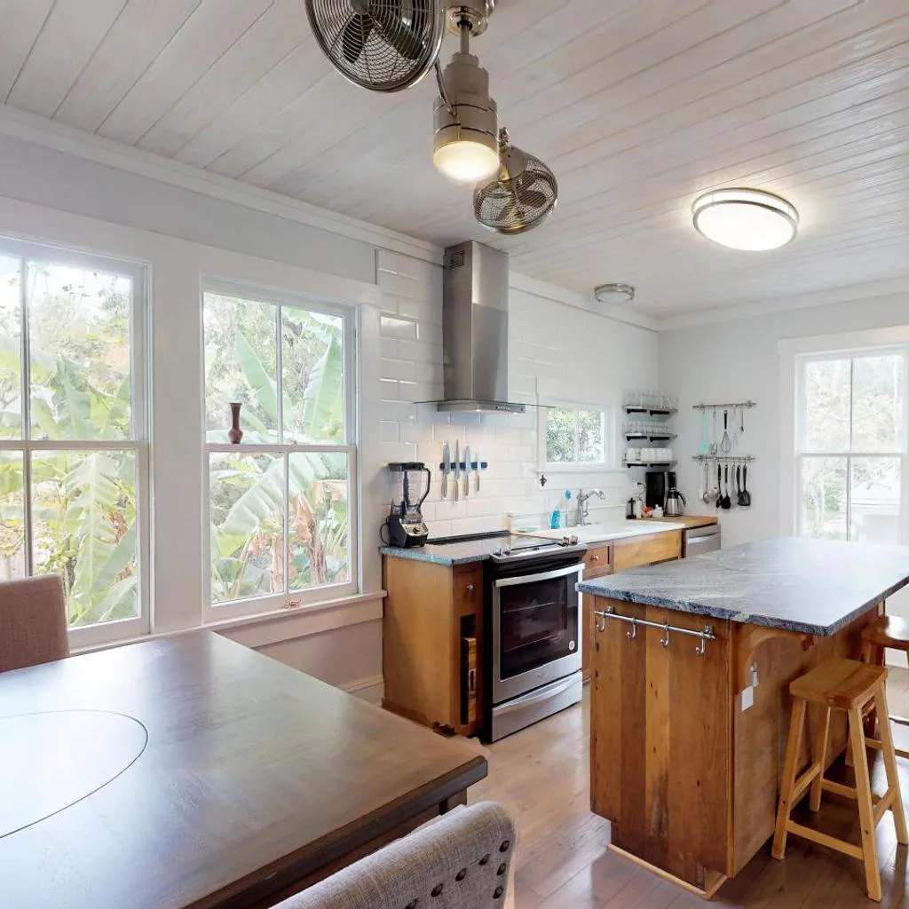 Photograph of Palm View - Lovingly Renovated - 3 KINGS Half Mile Stroll to Historic DT - Beach just 3 Miles