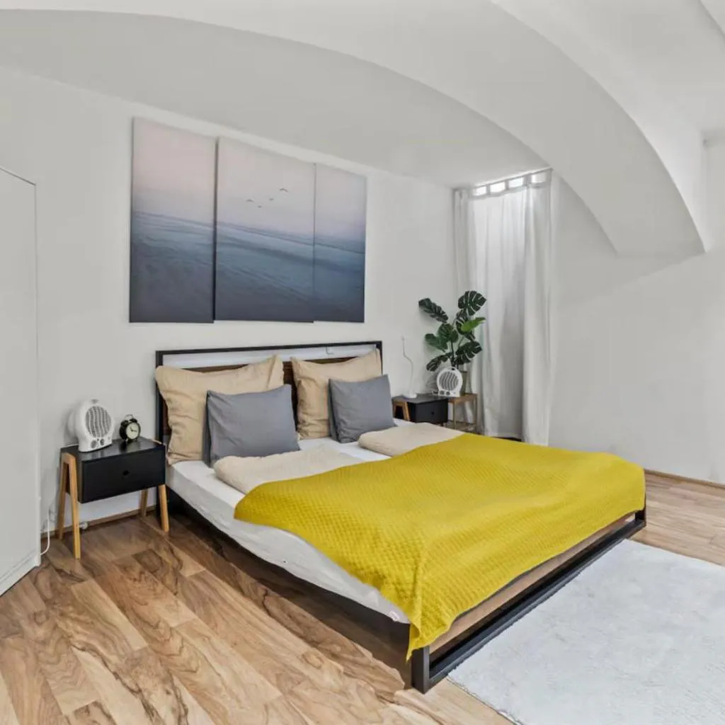 Photograph of Central Basement Apartment near Belvedere