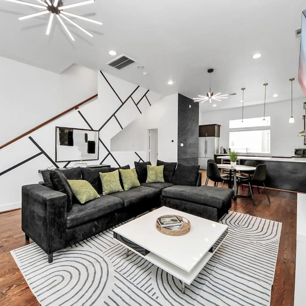Photograph of AMAZING ROOFTOP! DOWNTOWN SKYLINE VIEWS!!! SLEEPS 15