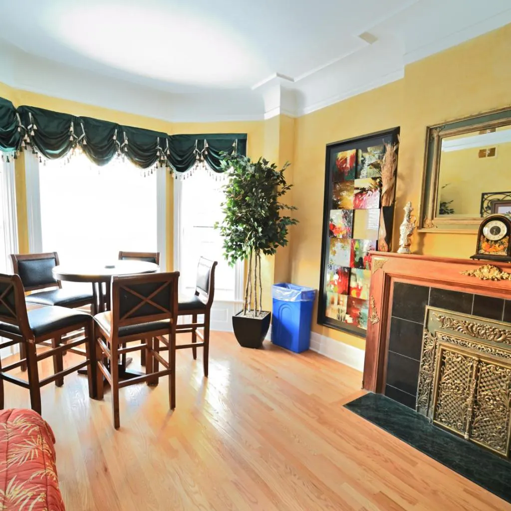 Photograph of City Villa Sleeps 10-20 Free TV & Parking
