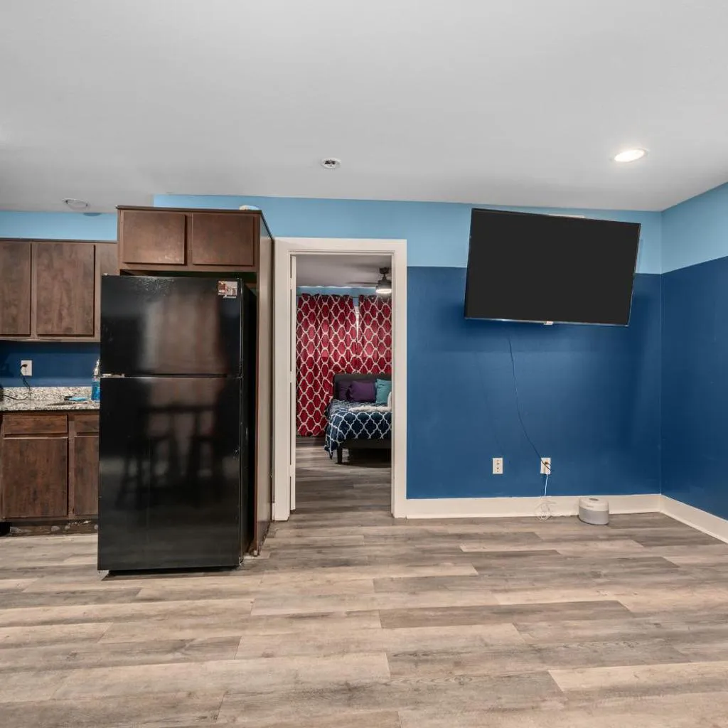 Photograph of 1-Bedroom Apartment Near Houston's Top Attractions with Free Park