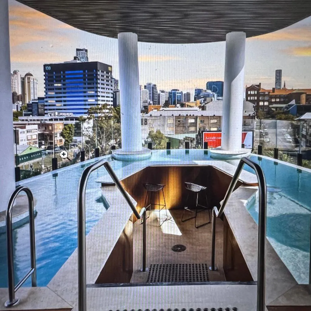 Photograph of Entire flat w infinity pool and 5m walk to Fort Valley station