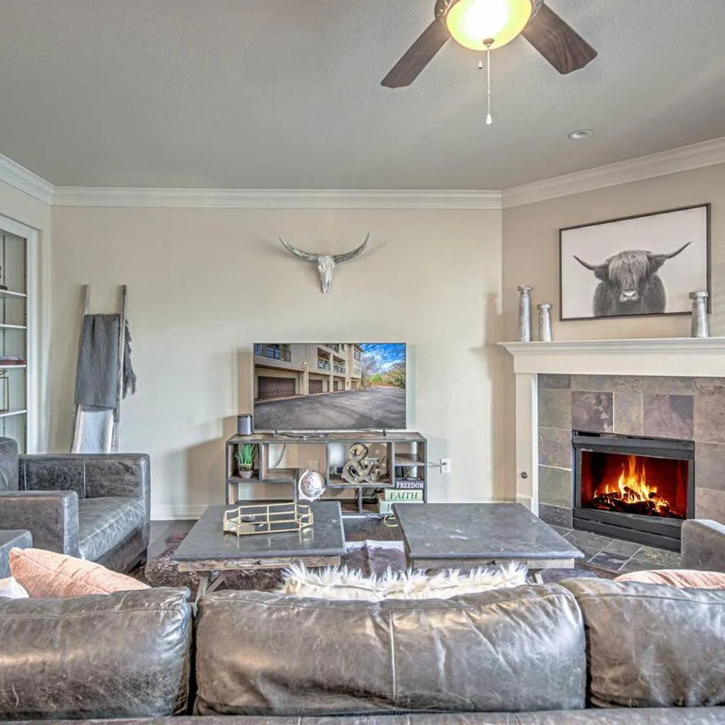 Photograph of 3 BDRM Condo I Lake Views and Marina I Mins To DT