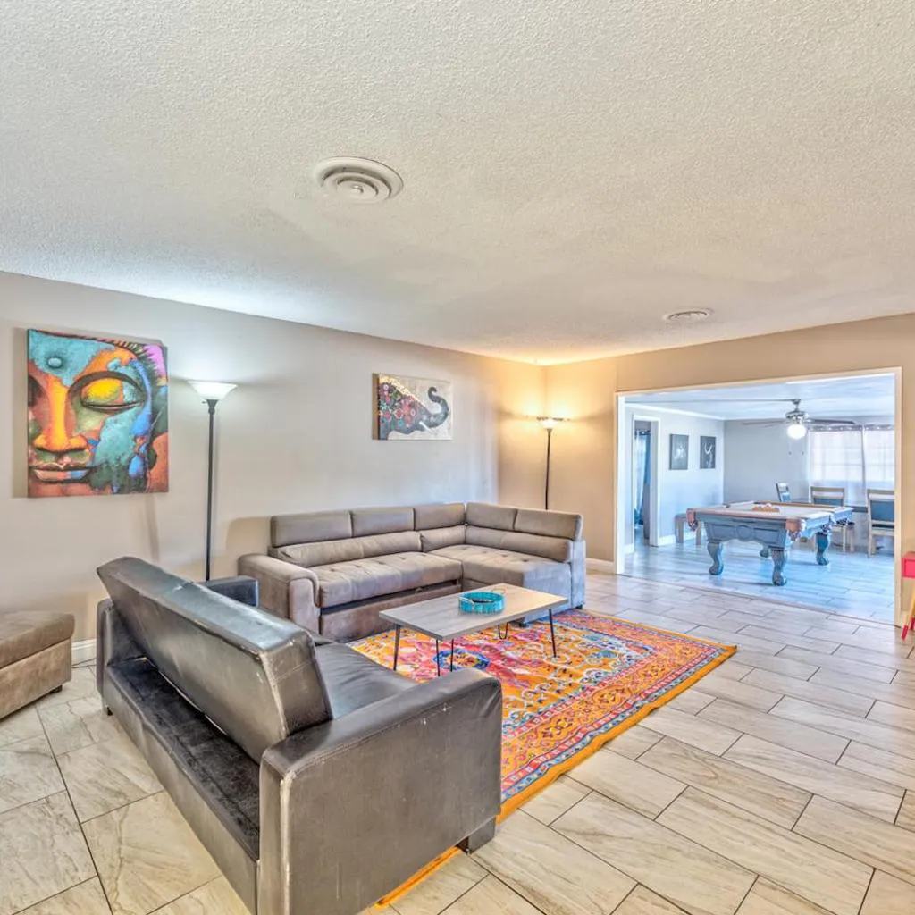 Photograph of Lovely house with pool, near the strip!